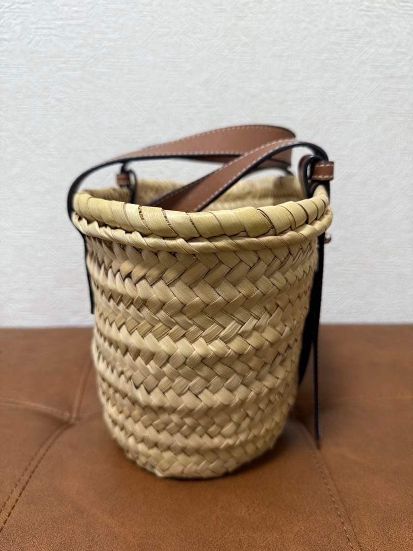LOEWE ロゴ付き ストローかごバッグ