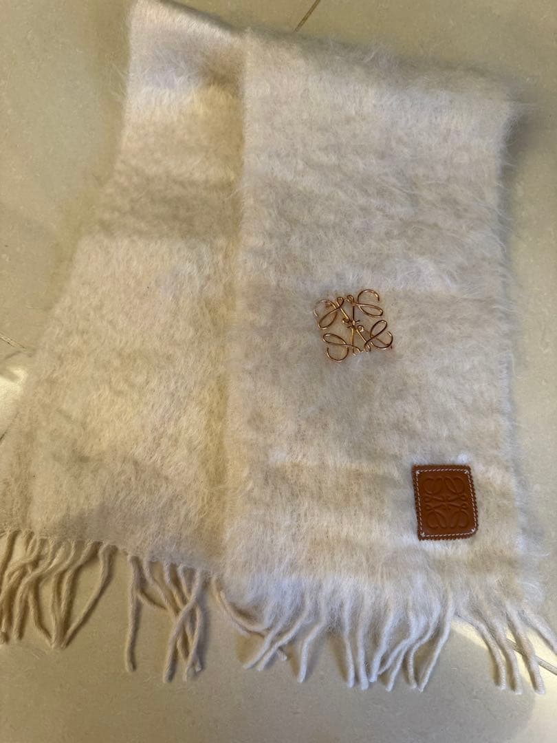 LOEWEロエベホワイトファー マフラー レザーラベル付き