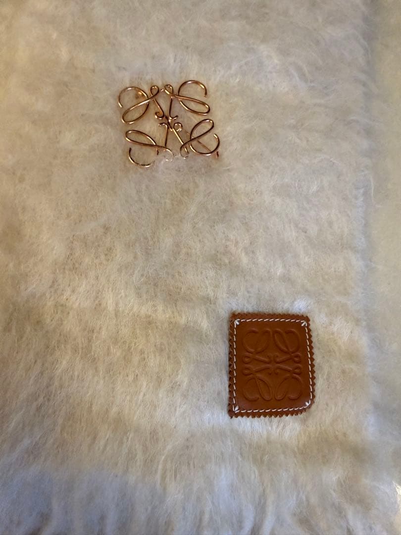 LOEWEロエベホワイトファー マフラー レザーラベル付き