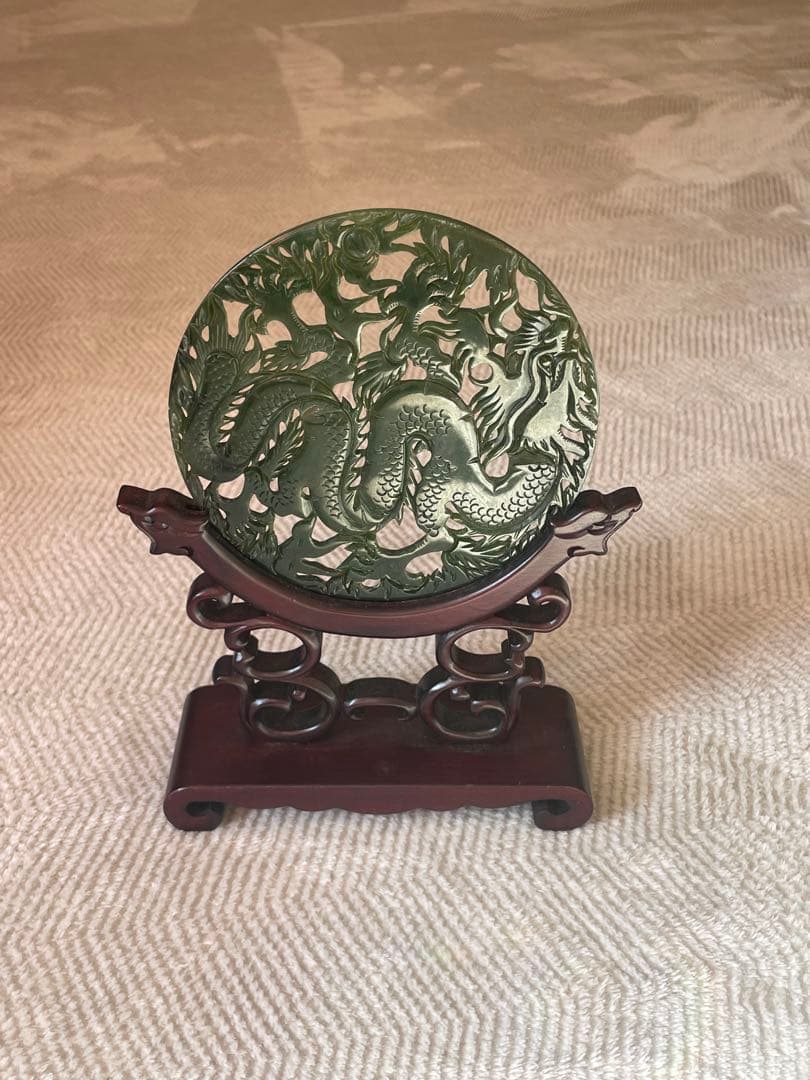 翡翠　透かし彫り置物　龍