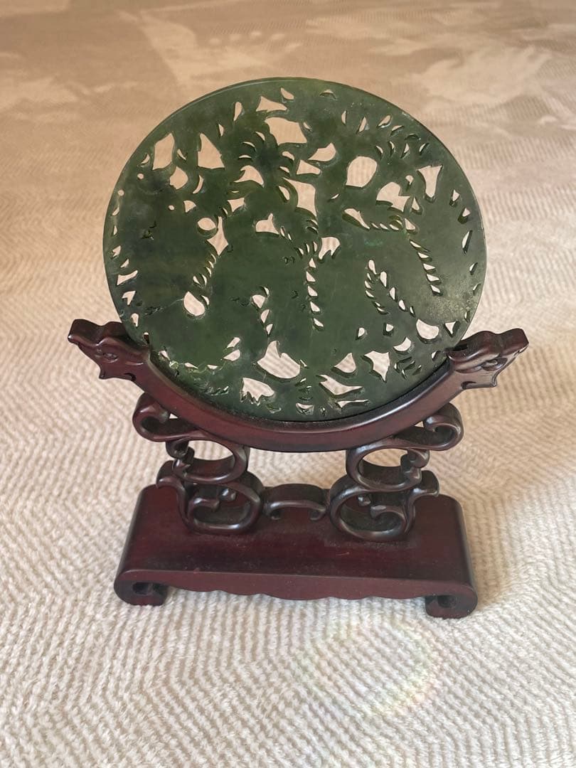 翡翠　透かし彫り置物　龍