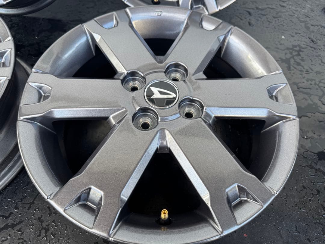 新車外し‼︎ タフト　純正 15インチホイール　グレー　センターオーナメント付き①