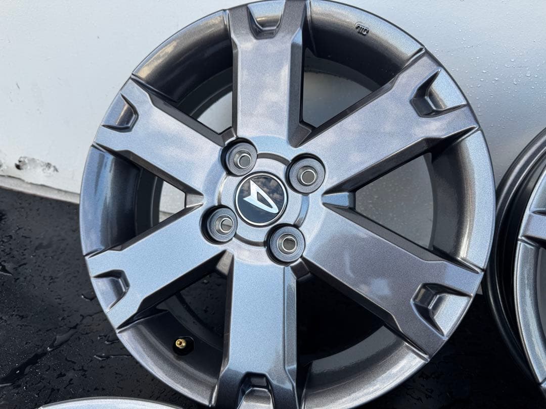 新車外し‼︎ タフト　純正 15インチホイール　グレー　センターオーナメント付き①