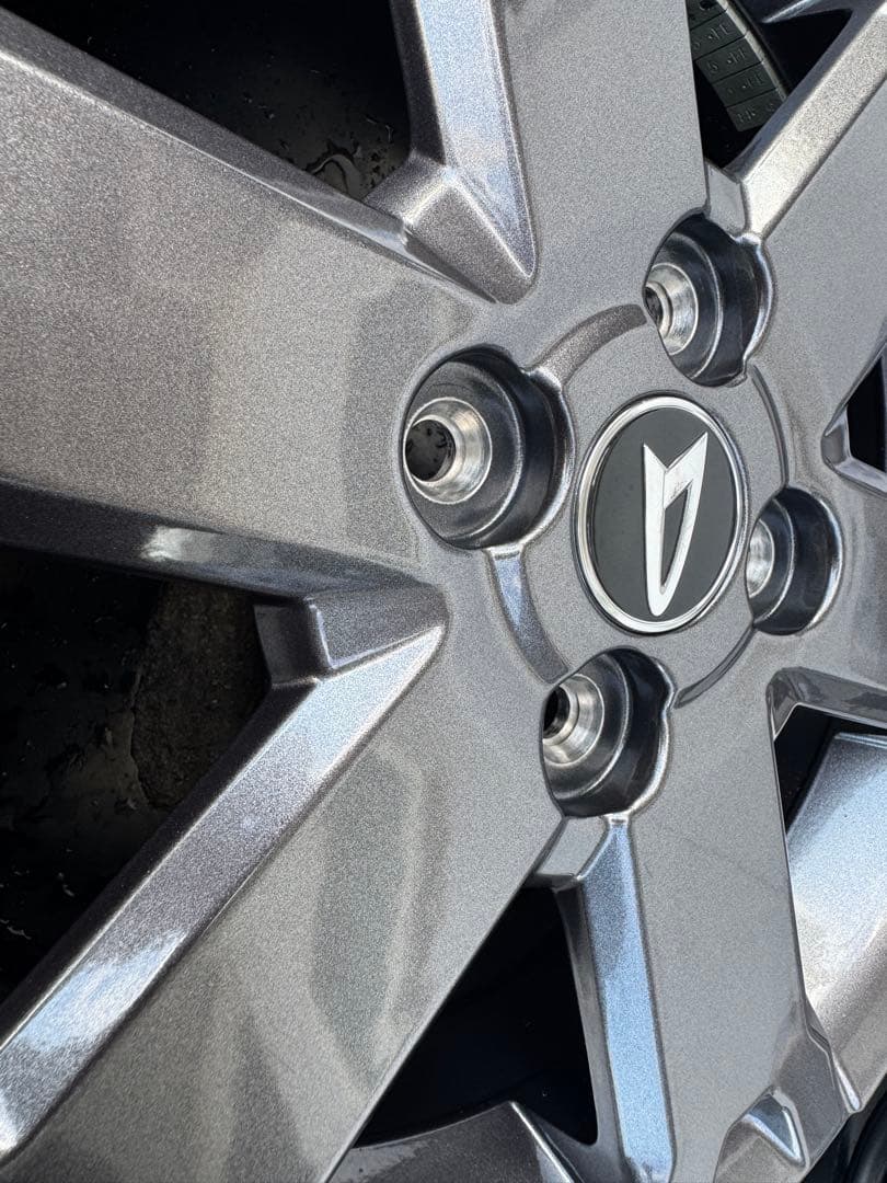 新車外し‼︎ タフト　純正 15インチホイール　グレー　センターオーナメント付き①