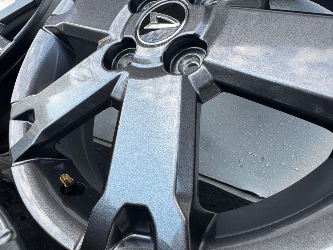 新車外し‼︎ タフト　純正 15インチホイール　グレー　センターオーナメント付き①