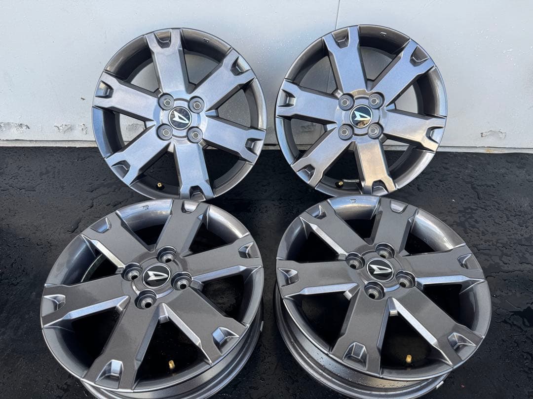 新車外し‼︎ タフト　純正 15インチホイール　グレー　センターオーナメント付き①