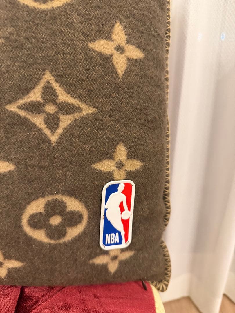Louis Vuitton モノグラムクッション NBAロゴ付き