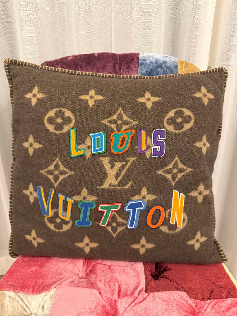 Louis Vuitton モノグラムクッション NBAロゴ付き