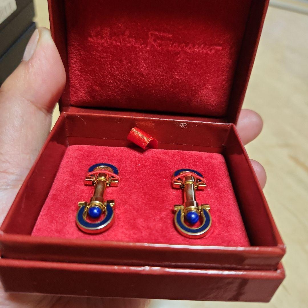 サルバトーレフエラガモ金色 カフリンクス 青エナメル付き