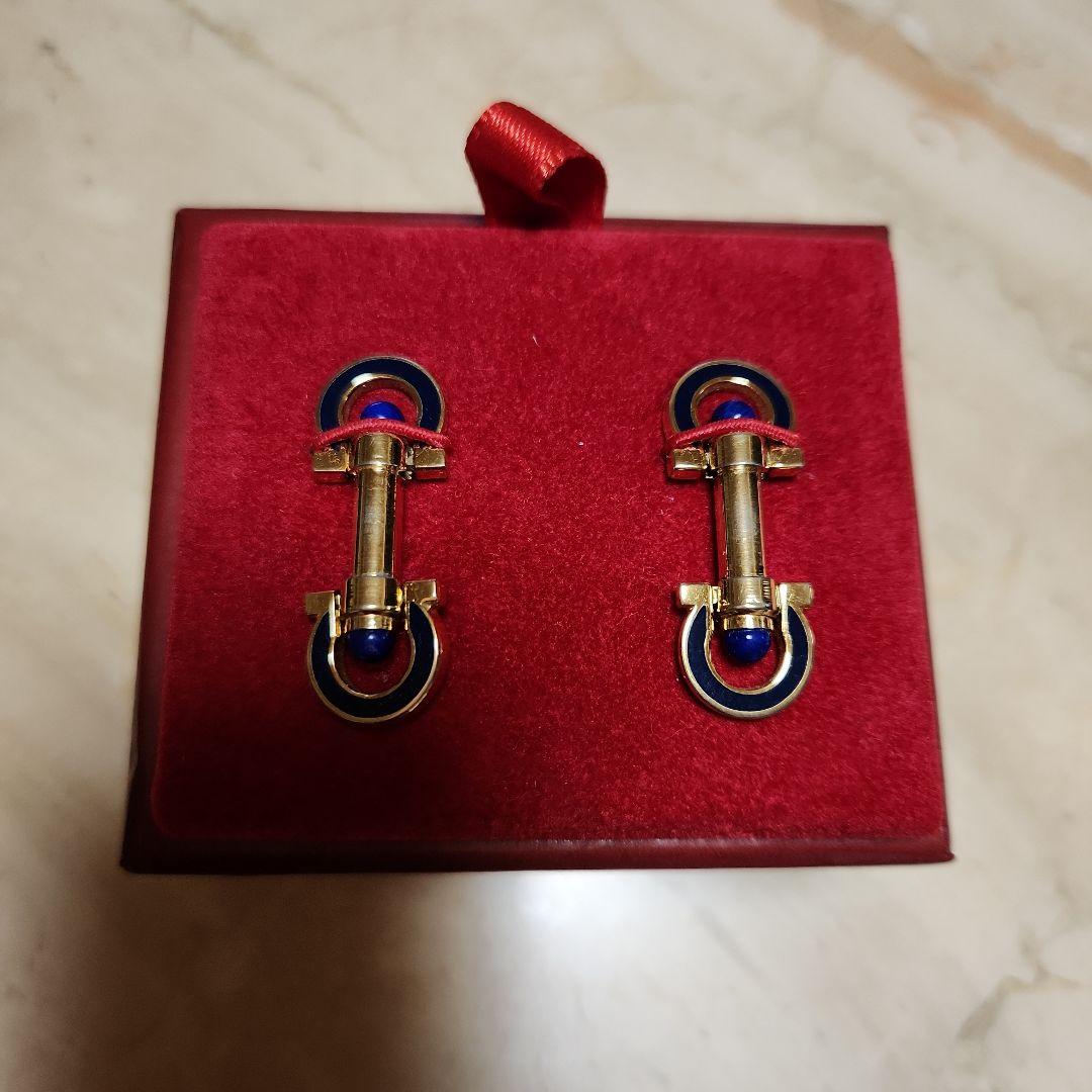 サルバトーレフエラガモ金色 カフリンクス 青エナメル付き