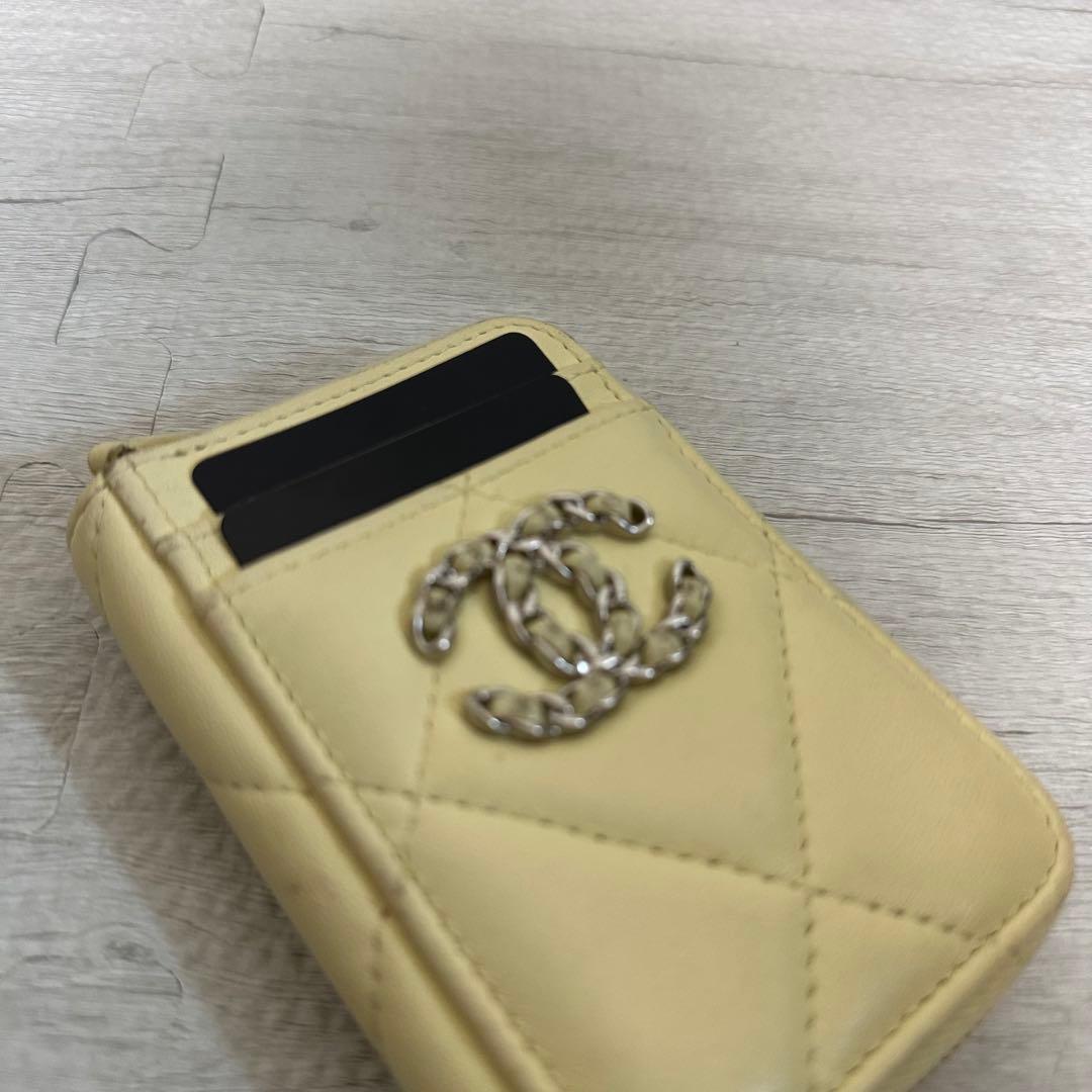 CHANELマトラッセ 19 ココ マーク ジップ  カード ケース 財布