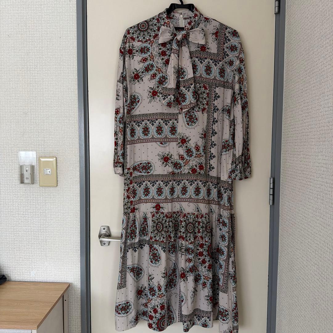 グレースコンチネンタルの花柄ペイズリーリボン付きワンピース