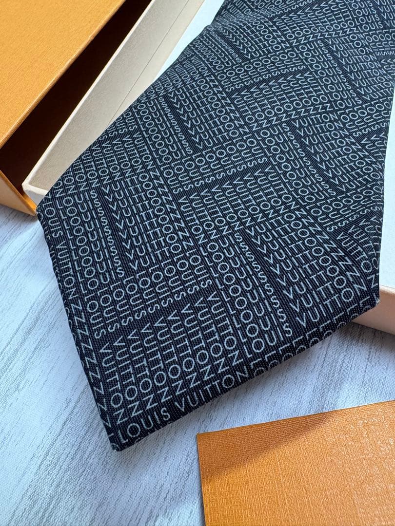 最終値下極美品 LOUIS VUITTON ルイヴィトンネクタイ ロゴグラム 黒