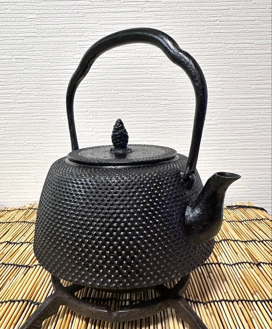 未使用品　南部岩鋳四代目清末作 　真作保証　１８型九重アラレ　南部鉄瓶