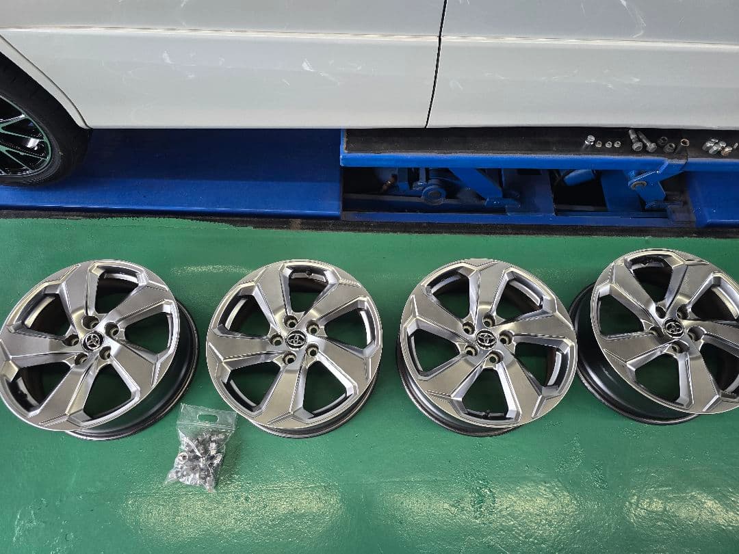 2本出品(４本セット同時販売のみ)トヨタRAV4・18インチ ホイール 送料込み