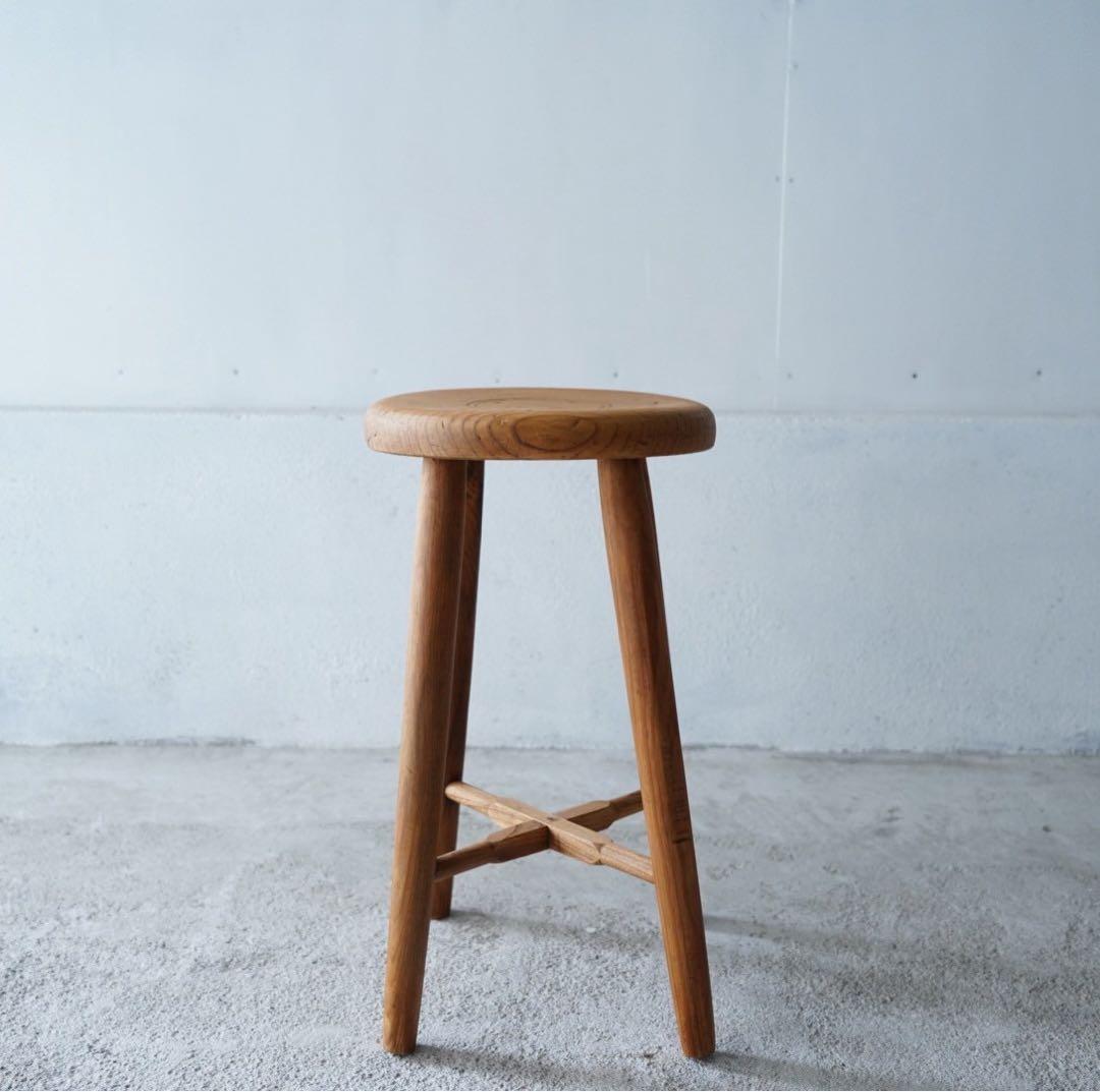 丸座面のスツール