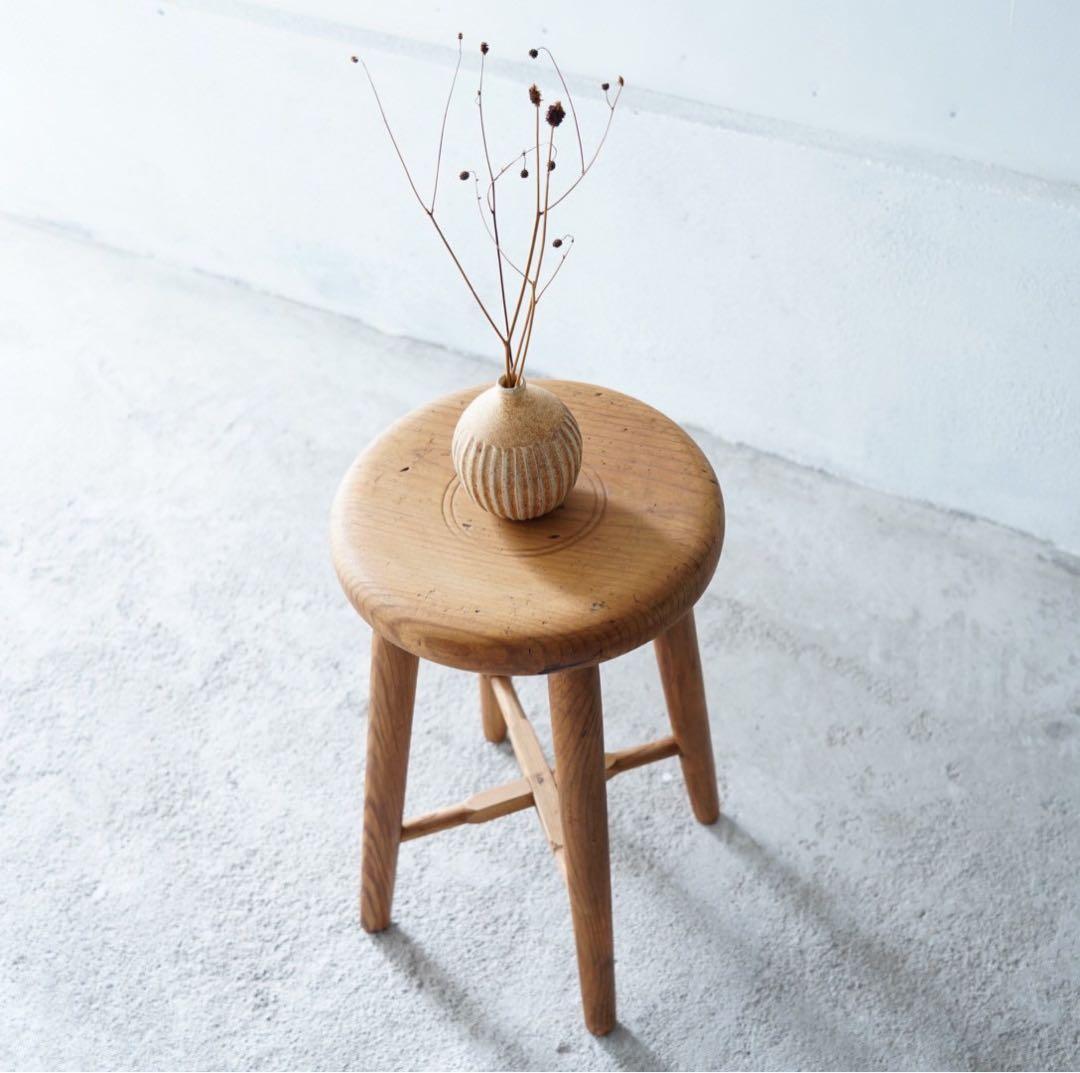 丸座面のスツール