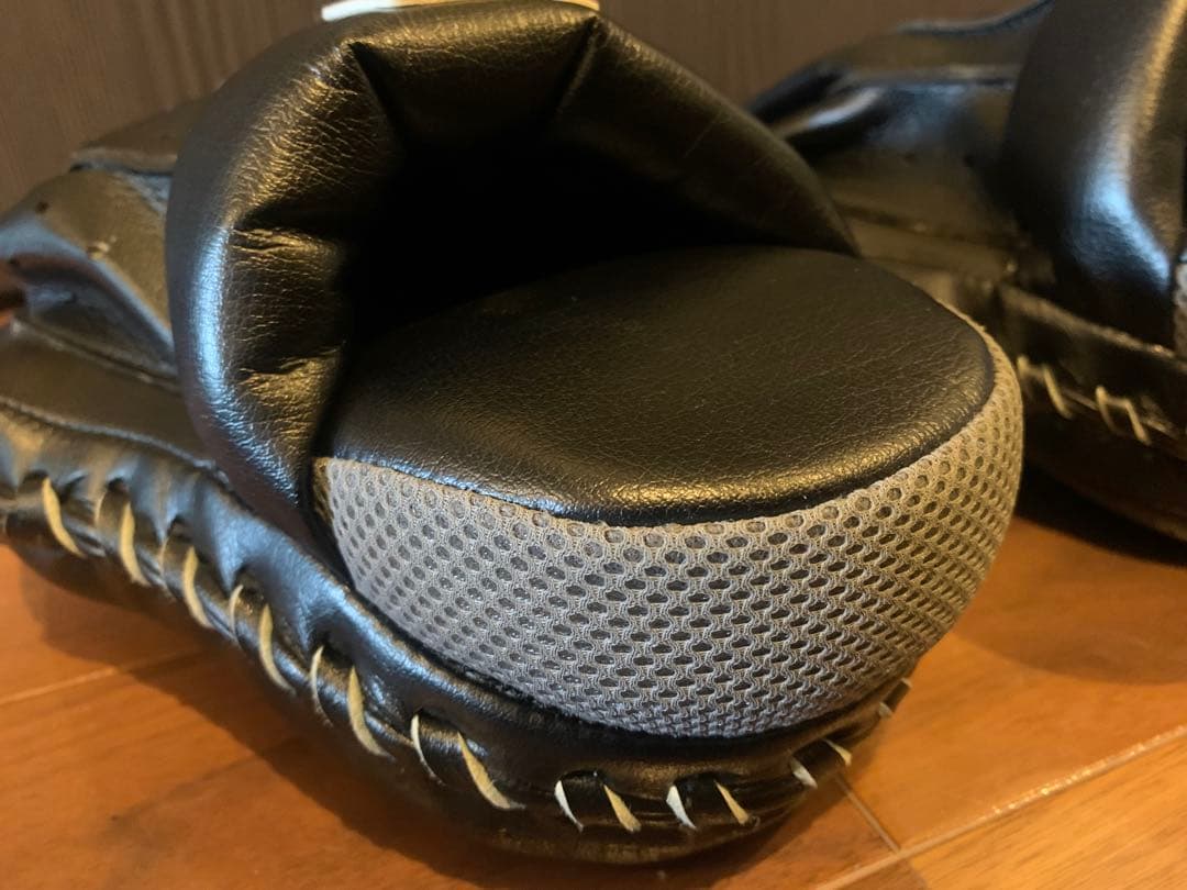 Winning パンチングミット 黒 フィンガーガード付き