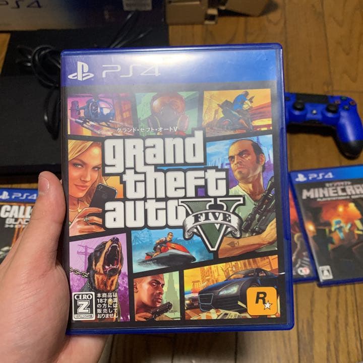 PS4とコントローラー3台ソフト5本