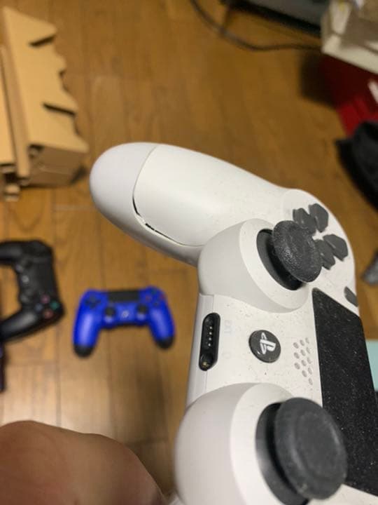 PS4とコントローラー3台ソフト5本