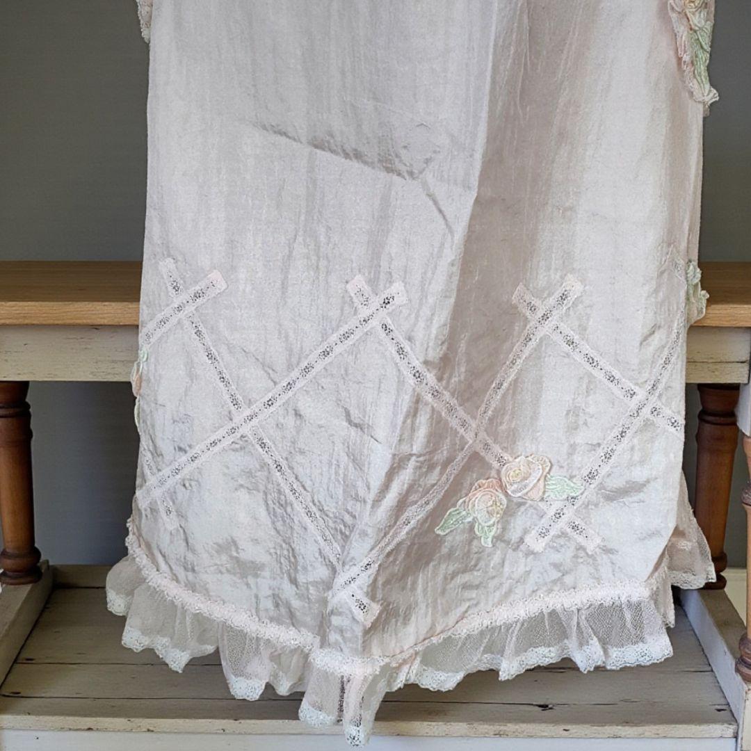 【新品未使用】ヒスクローネ さえら 花の刺繍のエプロン