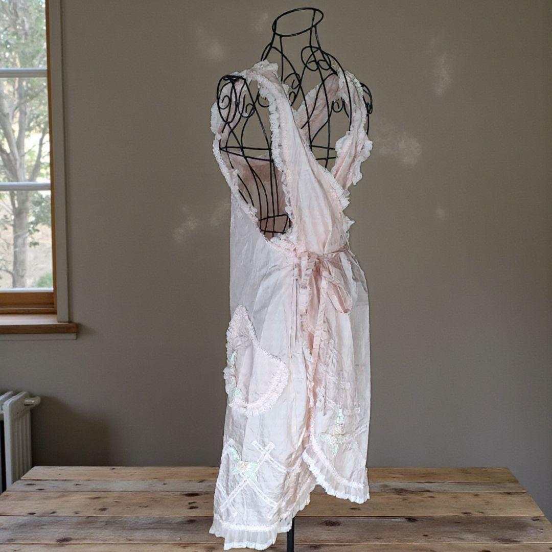 【新品未使用】ヒスクローネ さえら 花の刺繍のエプロン