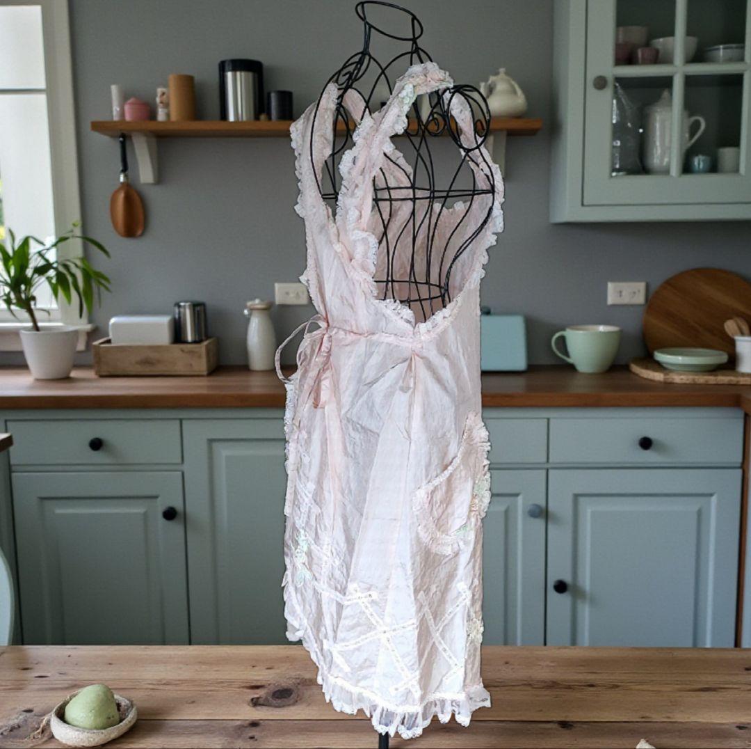 【新品未使用】ヒスクローネ さえら 花の刺繍のエプロン