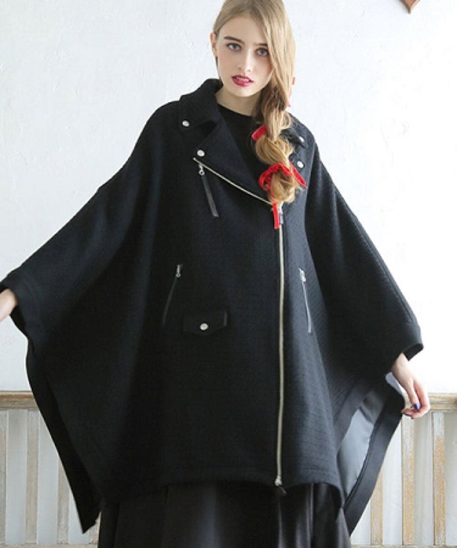ベッドサイドドラマのブラックポンチョ・ケープコート