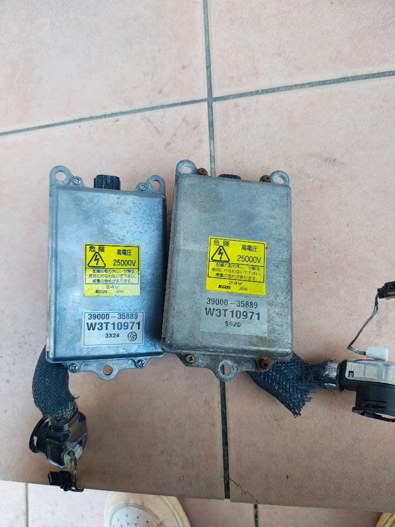 HINO 日野　いすゞ　HID　 バラストＡＳＳＹ　W3T10971　2個