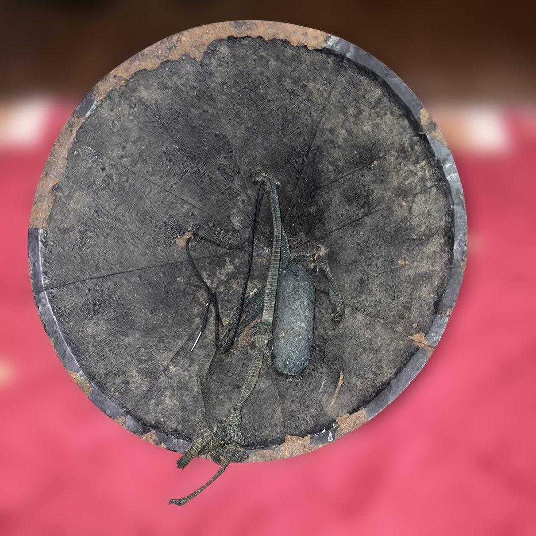 鐵漆塗八枚張陣笠