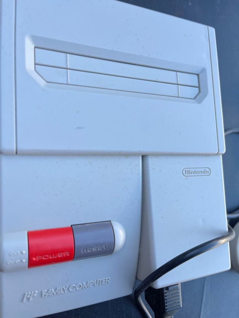 ニューファミコン本体 + コントローラー2つ