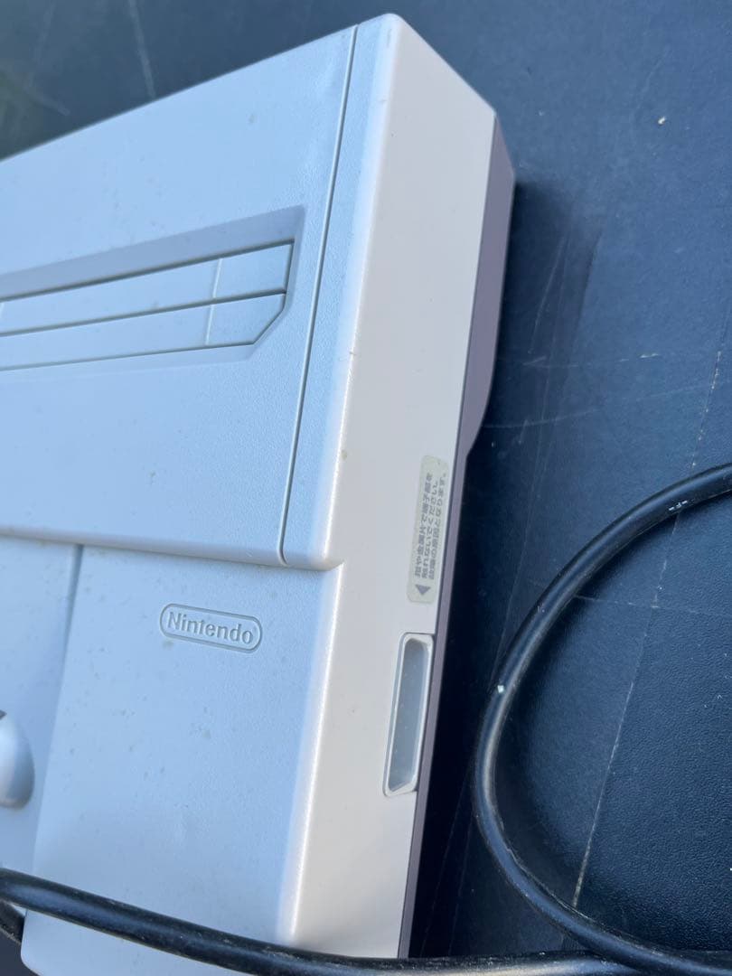 ニューファミコン本体 + コントローラー2つ