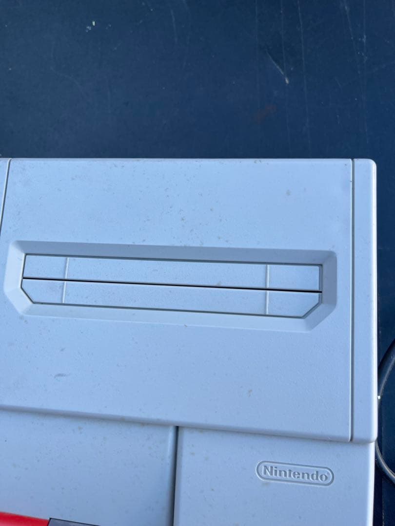 ニューファミコン本体 + コントローラー2つ