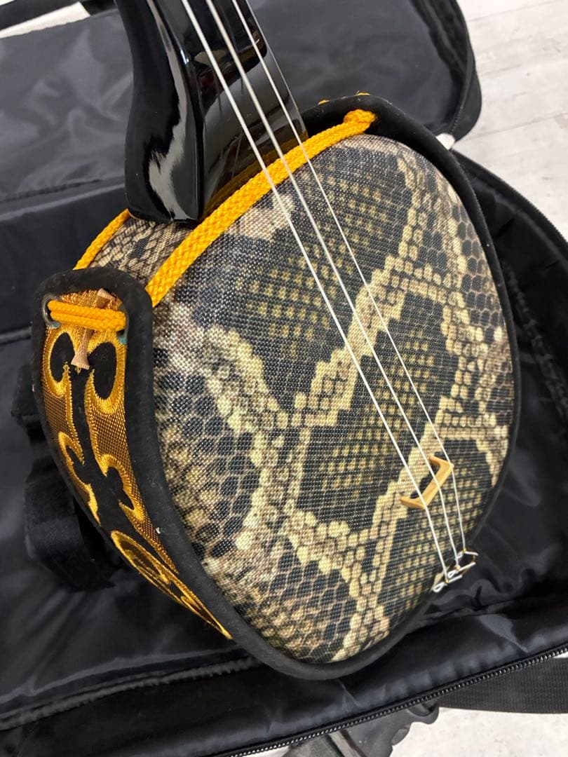 B0105）沖縄三線 蛇三線 人工皮 蛇柄 三味線 和楽器 ケースおまけ