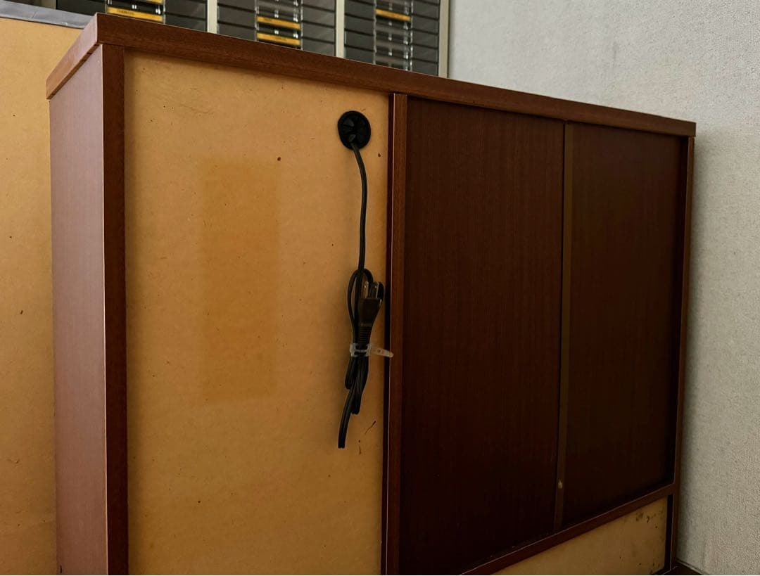 5/23まで　木製ガラス扉引き出し付き収納棚