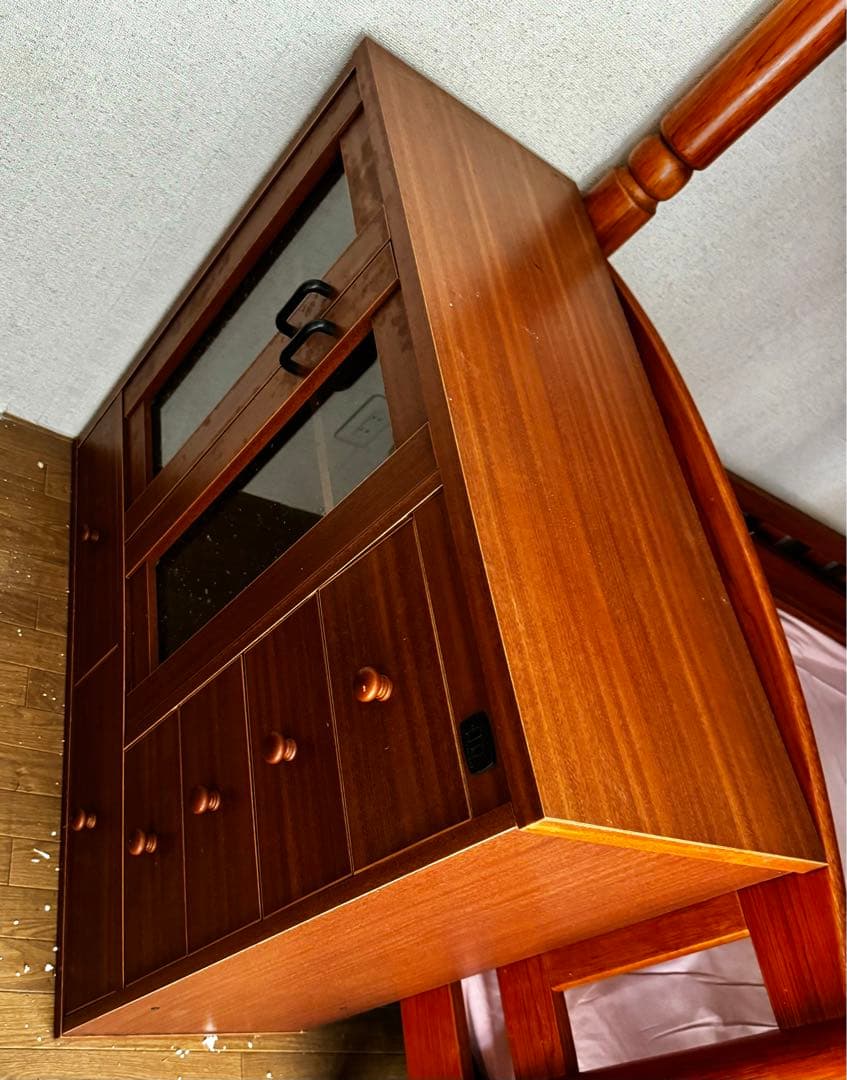 5/23まで　木製ガラス扉引き出し付き収納棚