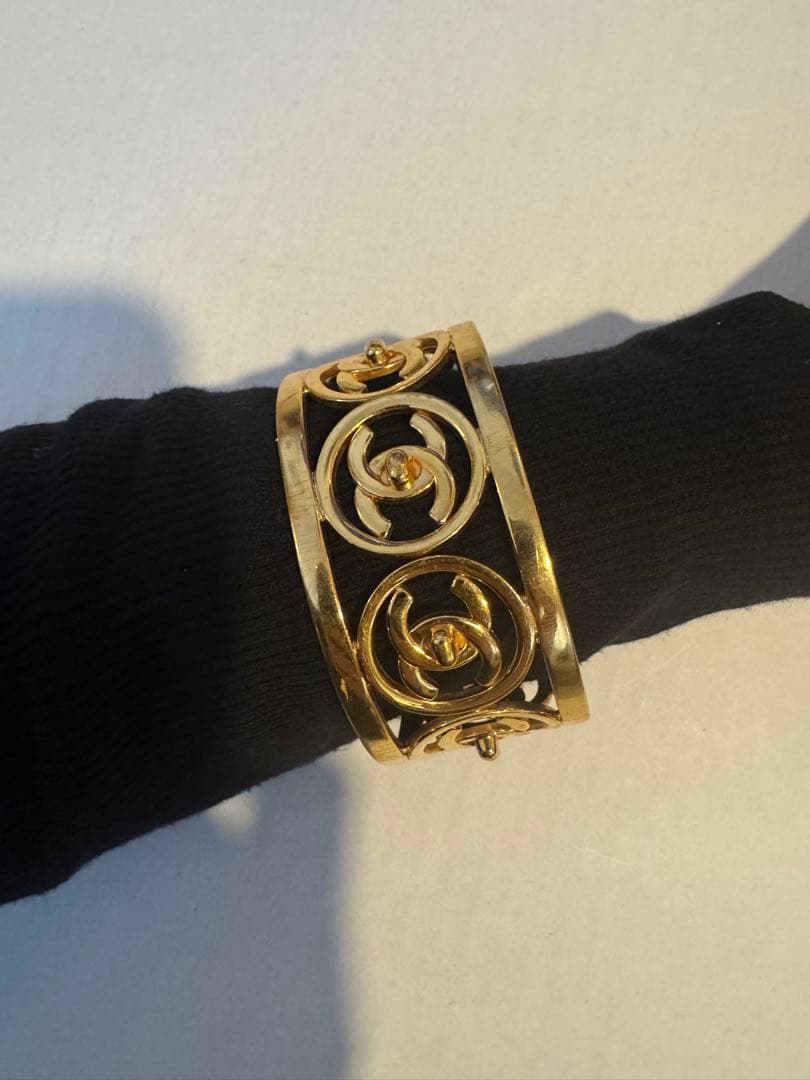 きららCHANELゴールドオープンワークバングル