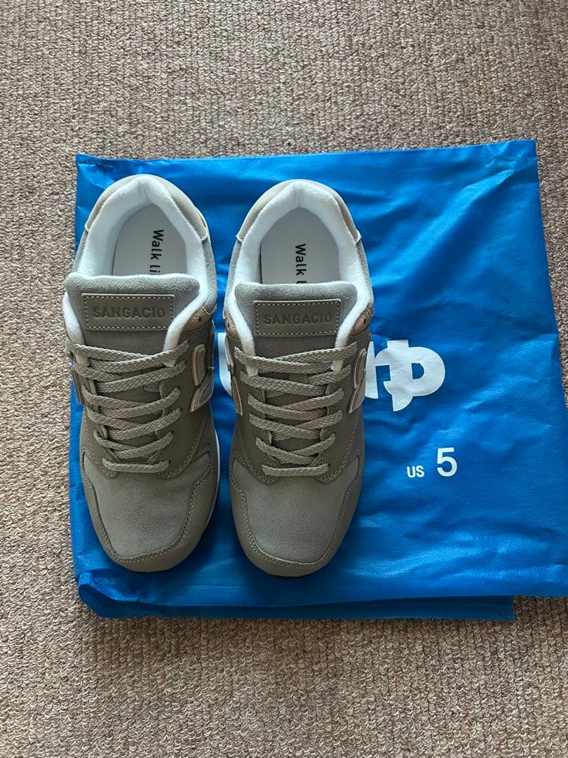 ひーでー　SANGACIOにゅ　スニーカー　記念モデルグレー
