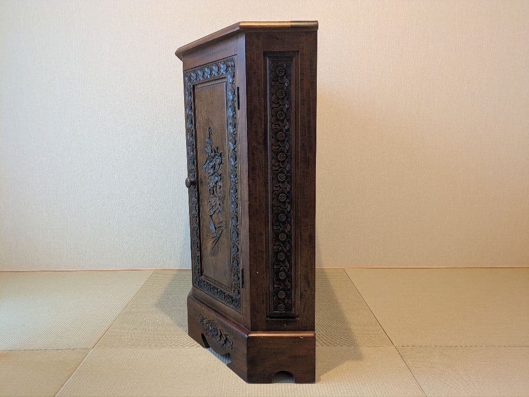 アンティーク　彫刻入り家具　キャビネット 5角形リビング収納 整理箪笥