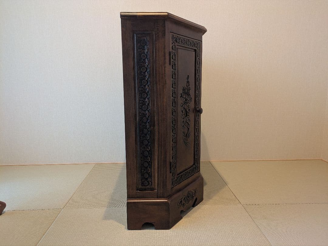 アンティーク　彫刻入り家具　キャビネット 5角形リビング収納 整理箪笥