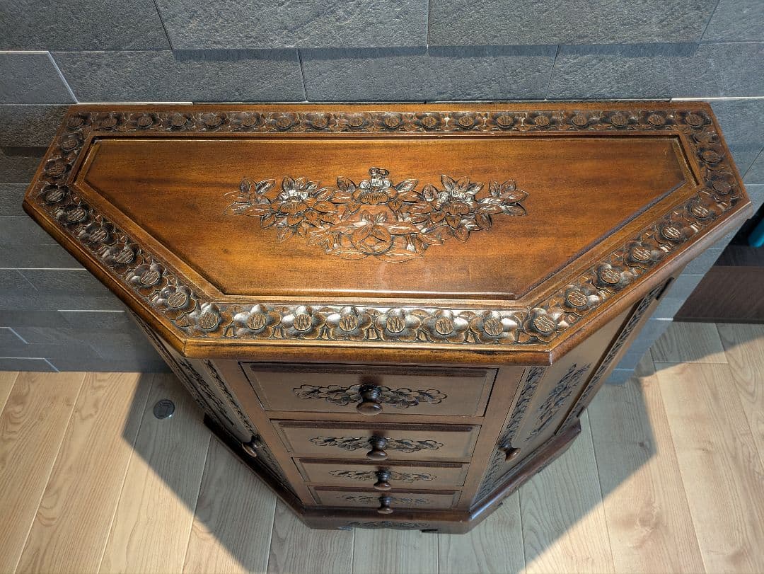 アンティーク　彫刻入り家具　キャビネット 5角形リビング収納 整理箪笥