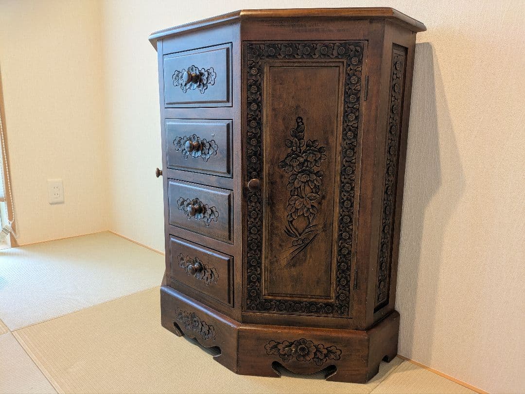 アンティーク　彫刻入り家具　キャビネット 5角形リビング収納 整理箪笥