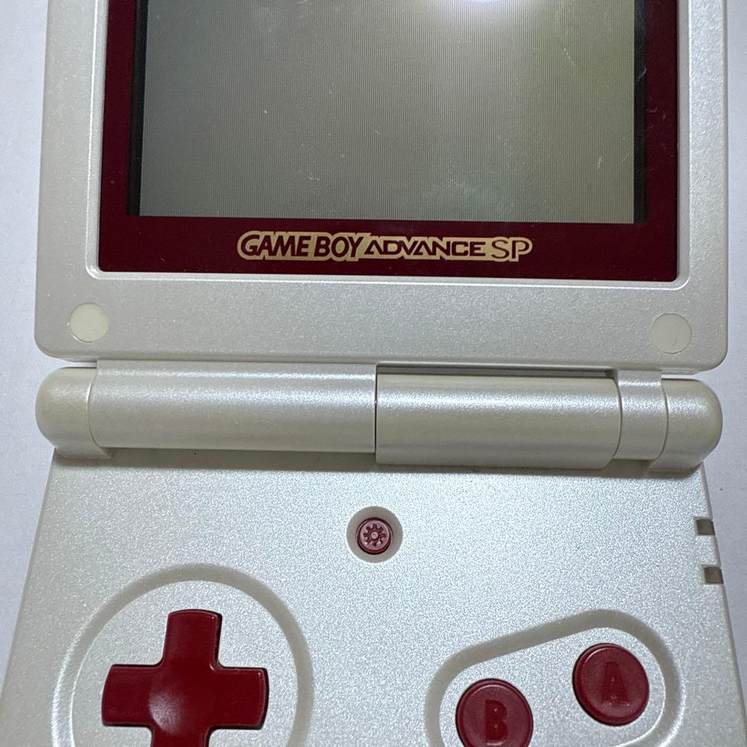 ゲームボーイアドバンスSP 本体1点、アダプター１点、ソフト２点