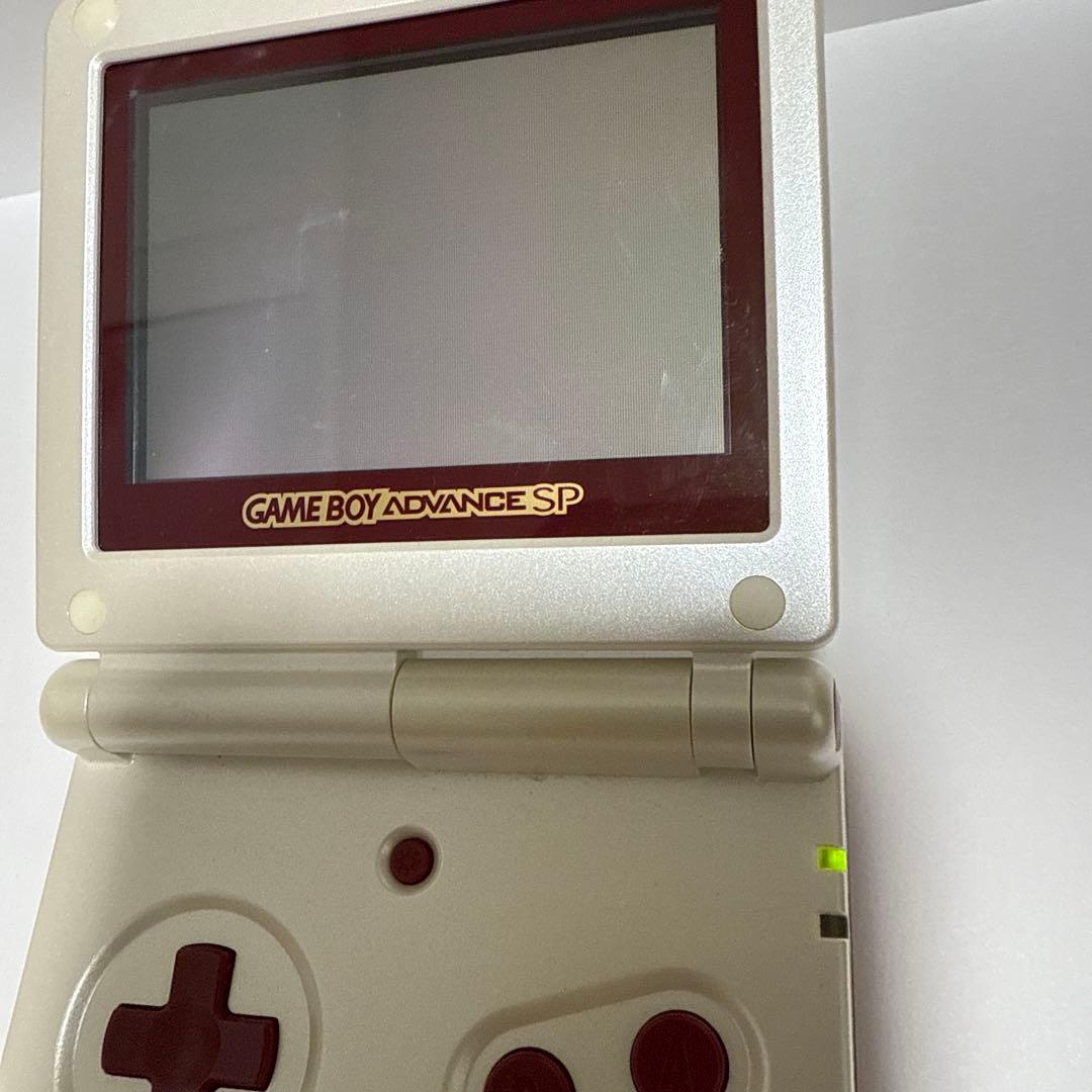 ゲームボーイアドバンスSP 本体1点、アダプター１点、ソフト２点