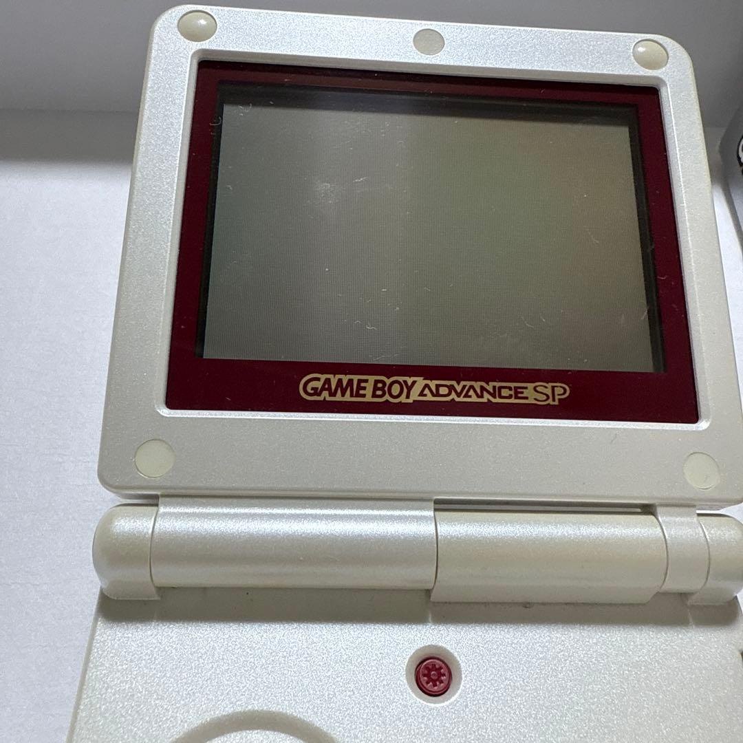 ゲームボーイアドバンスSP 本体1点、アダプター１点、ソフト２点