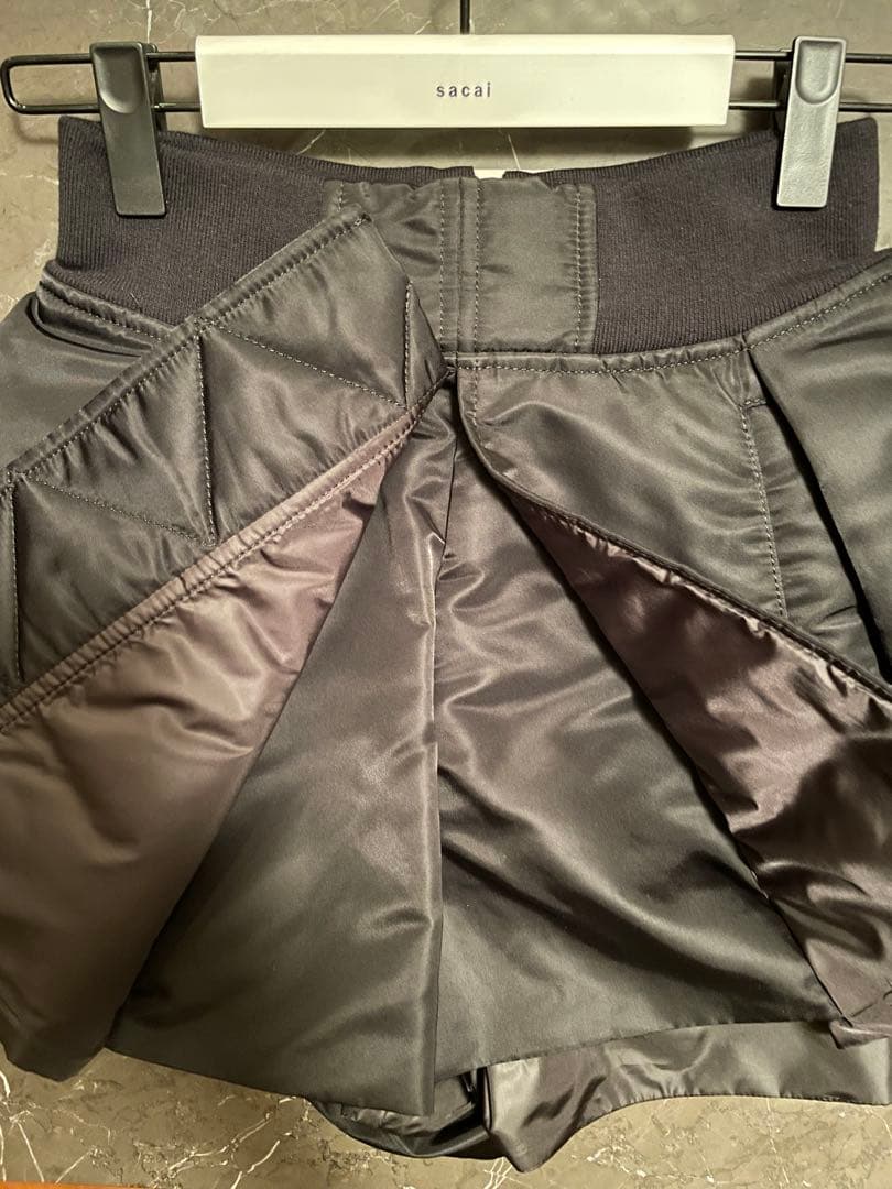 Sacai ブラック フレアショートパンツ
