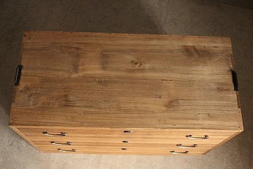 味のある木製の引き出し3段　チェスト　桐箪笥