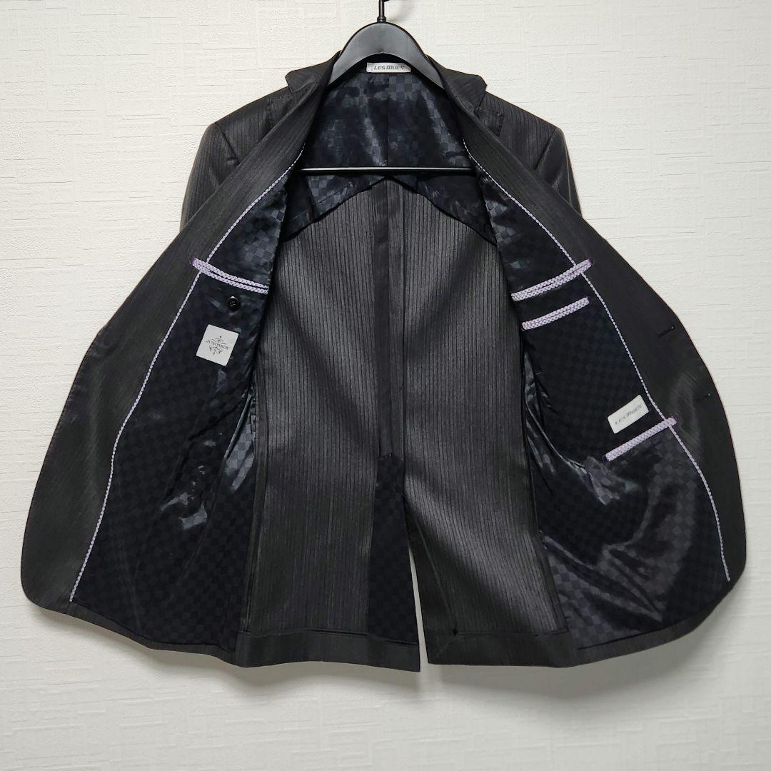 アオキ　レミュー　メンズスーツ　スリーピース　ダークグレー　ストライプ　光沢生地