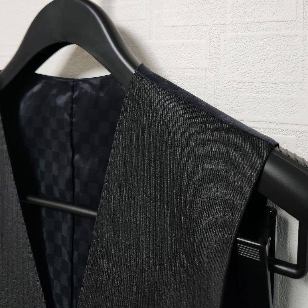 アオキ　レミュー　メンズスーツ　スリーピース　ダークグレー　ストライプ　光沢生地