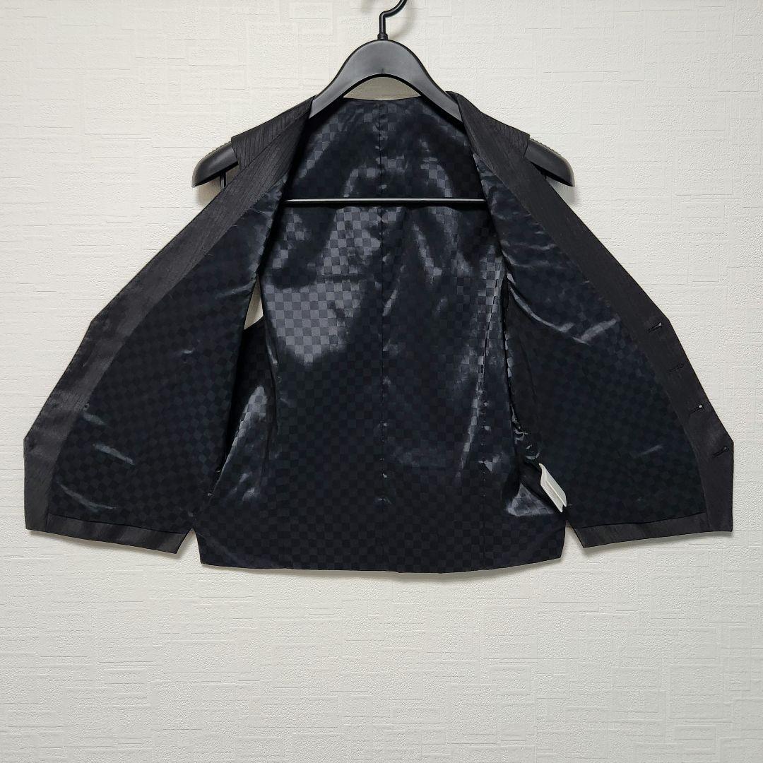 アオキ　レミュー　メンズスーツ　スリーピース　ダークグレー　ストライプ　光沢生地